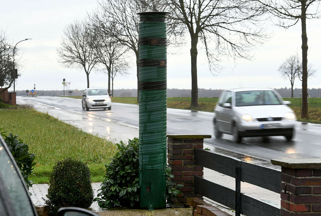 Mit einer selbstgebauten Blitzer-Attrappe geht ein Paar aus Allenbüttel gegen Raser vor dem Grundstück vor