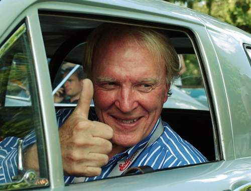 Dan Gurney gilt übrigens auch als Erfinder der Champagner-Dusche