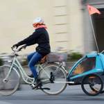Das Fahren mit einem Kinderanhänger sollten Eltern ohne Kind ausprobieren
