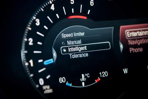 Einige adaptive Tempomaten sind mit der Verkehrszeichen-Erkennung gekoppelt, passen die Geschwindigkeit an