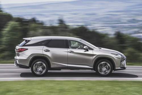 Den Radstand lässt Lexus für die Langversion des RX unverändert, der Zuwachs wandert ausschließlich in den hinteren Überhang