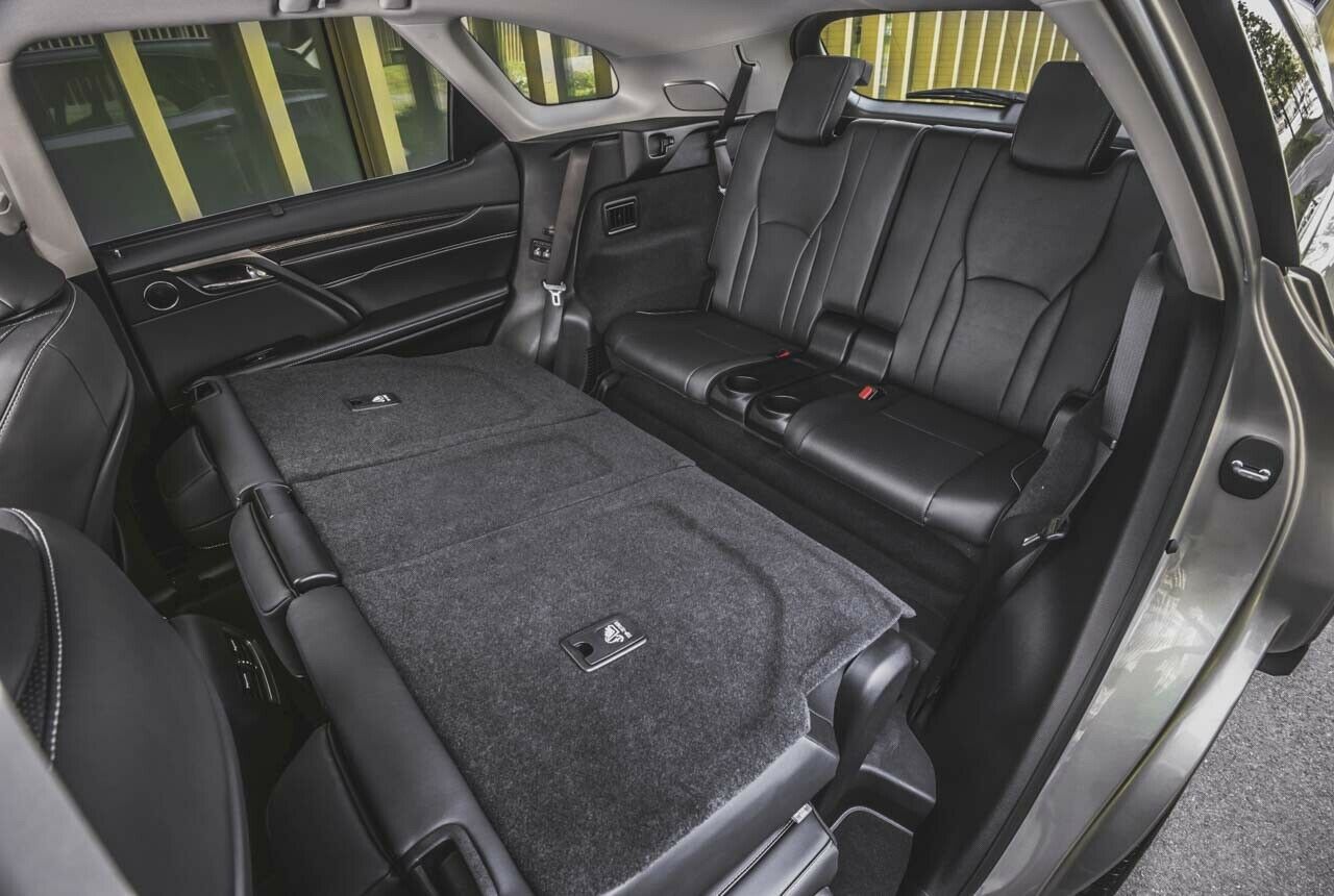 Ganz hinten werden im Lexus RX450hL nur Kinder bis zur C-Jugend glücklich