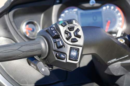 Über eine Schaltwippe bedient man die Halbautomatik am linken Griff des Lenkers
