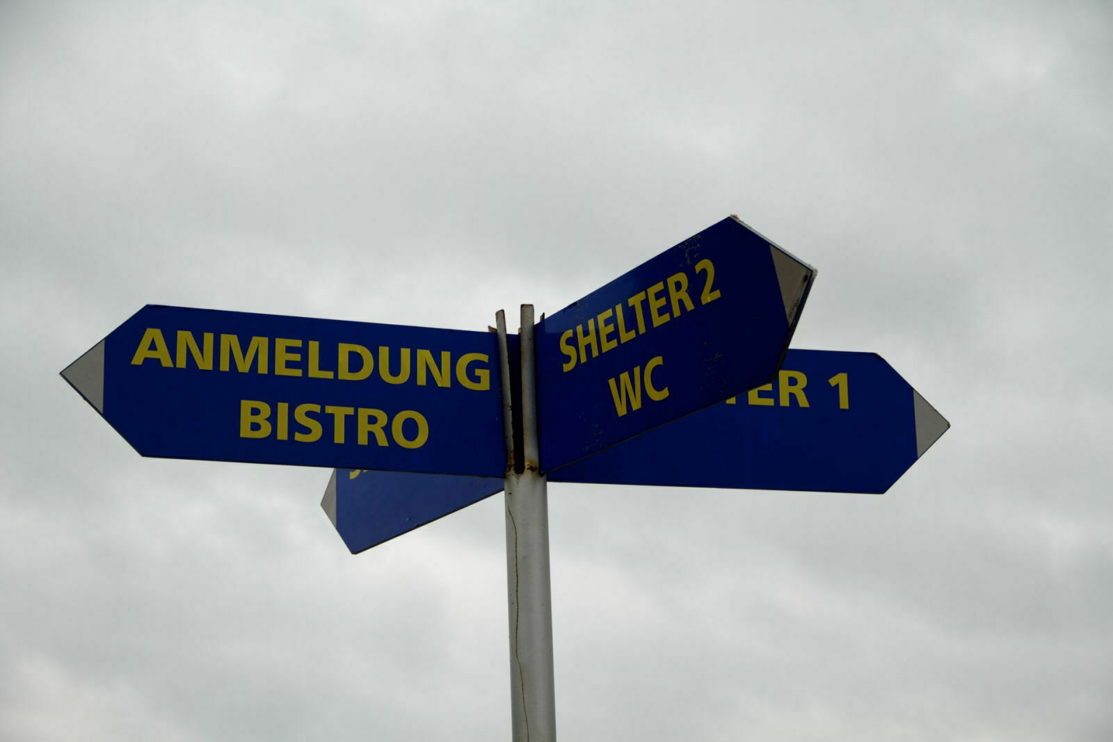 Der letzte Wegweiser vor der Rennstrecke