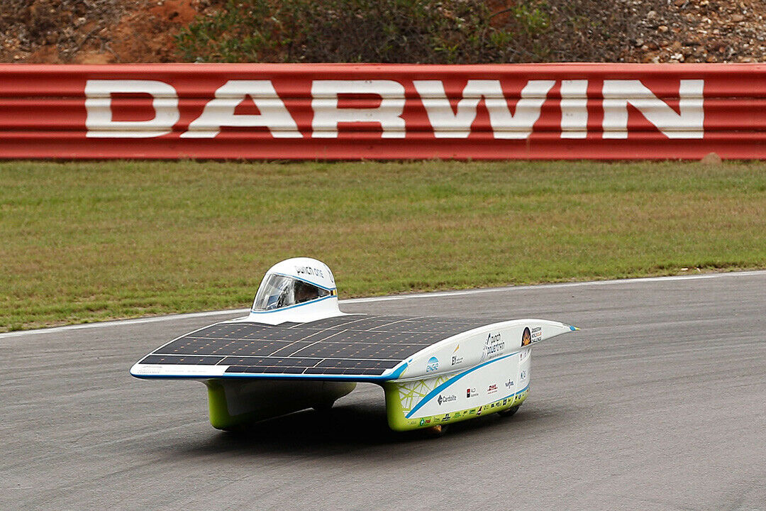 Als würde R2D2 mitfahren: Das Solarauto des Punch Powertrain Teams beim Test auf der Rennstrecke