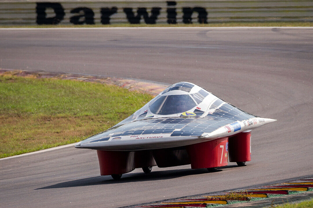 "Der Schatten, der die Nacht durchflattert." - Hier seht ihr nicht das Dienstauto von Darkwing-Duck sondern das Solarauto des Massachusetts Institute of Technology