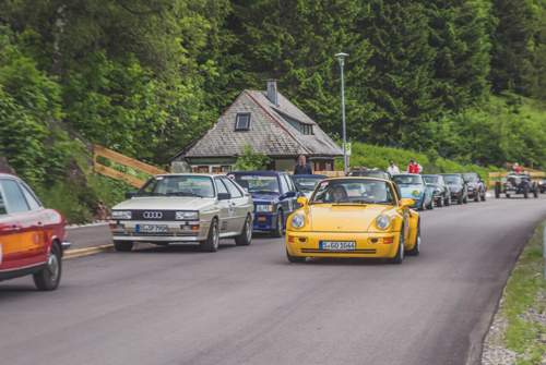 Bei der Rallye fahren zahlreiche Young- und Oldtimer mit