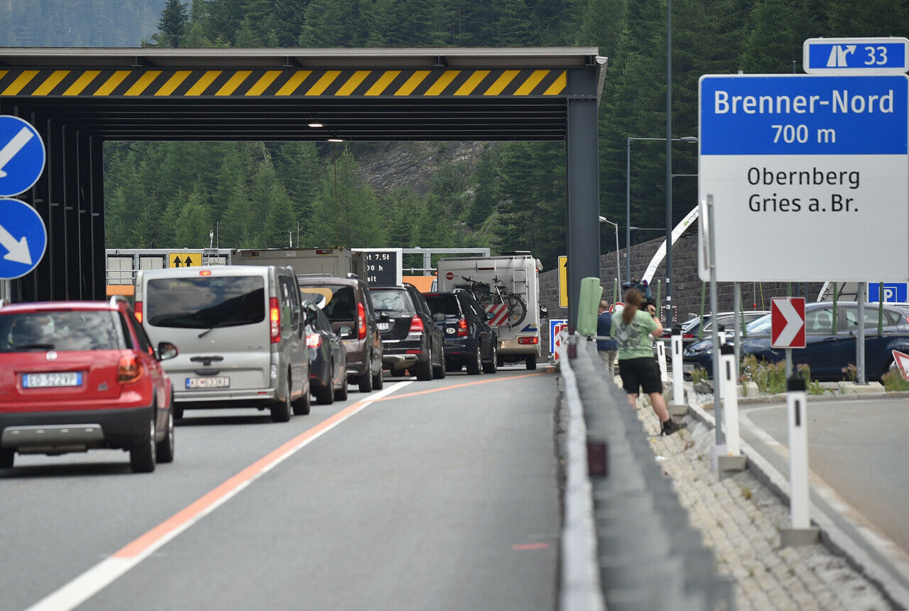 Mögliche Verzögerung auf dem weg in den Süden: Bis Freitag führt Österreich  im Westen stichprobenartig Einreisekontrollen durch. Auch bei der Fahrt von Italien nach Österreich kann kontrolliert werden