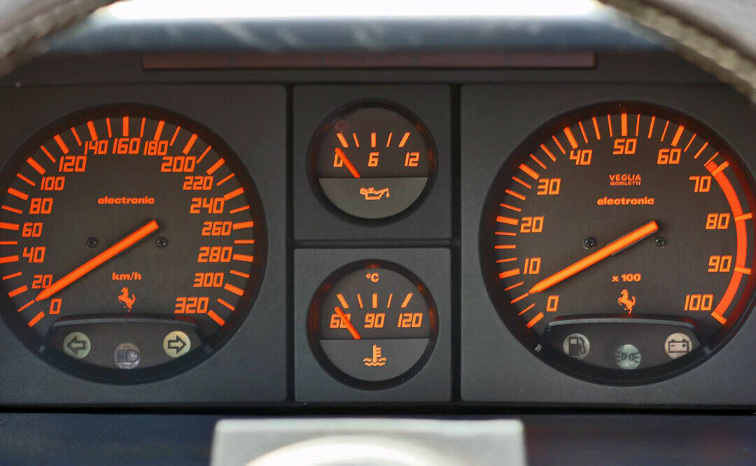 Die Armaturen erstrahlen in sattem Orange