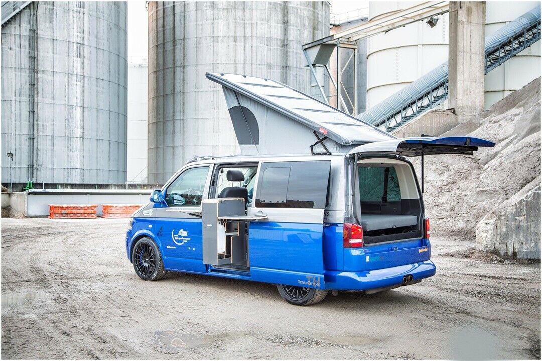 Der Spacecamper ist nicht nur auf der Straße schnell: in 0,8 Sekunden entsteht ein Bett, nach knapp einer halben Minute sind alle Sitze ausgebaut