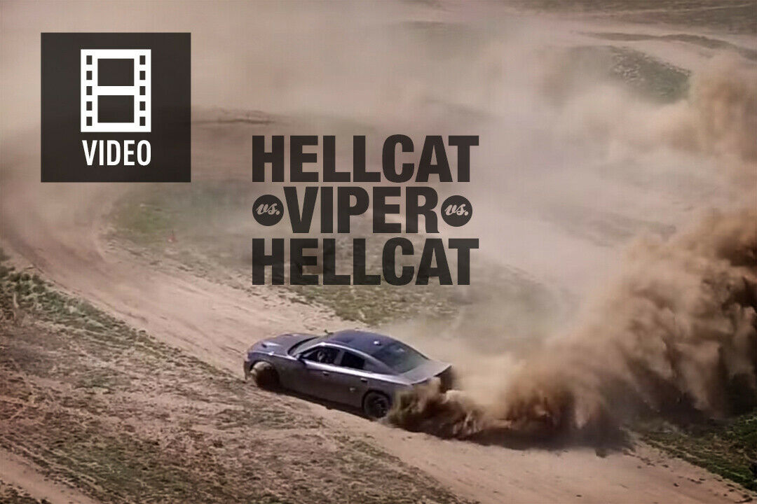 Der Dodge Charger Hellcat auf einer sandigen Motorrad-Piste