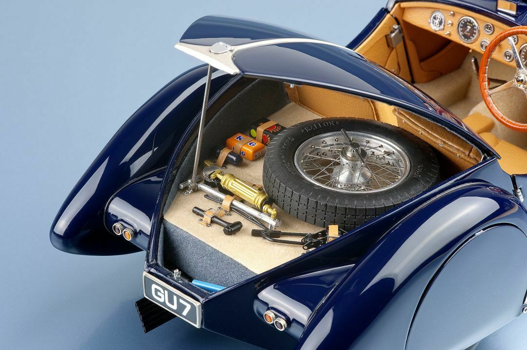 Für diesen Kofferraum gab es den Innovationspreis: Er gehört zu einem Bugatti 57 SC Corsica Roadster von CMC