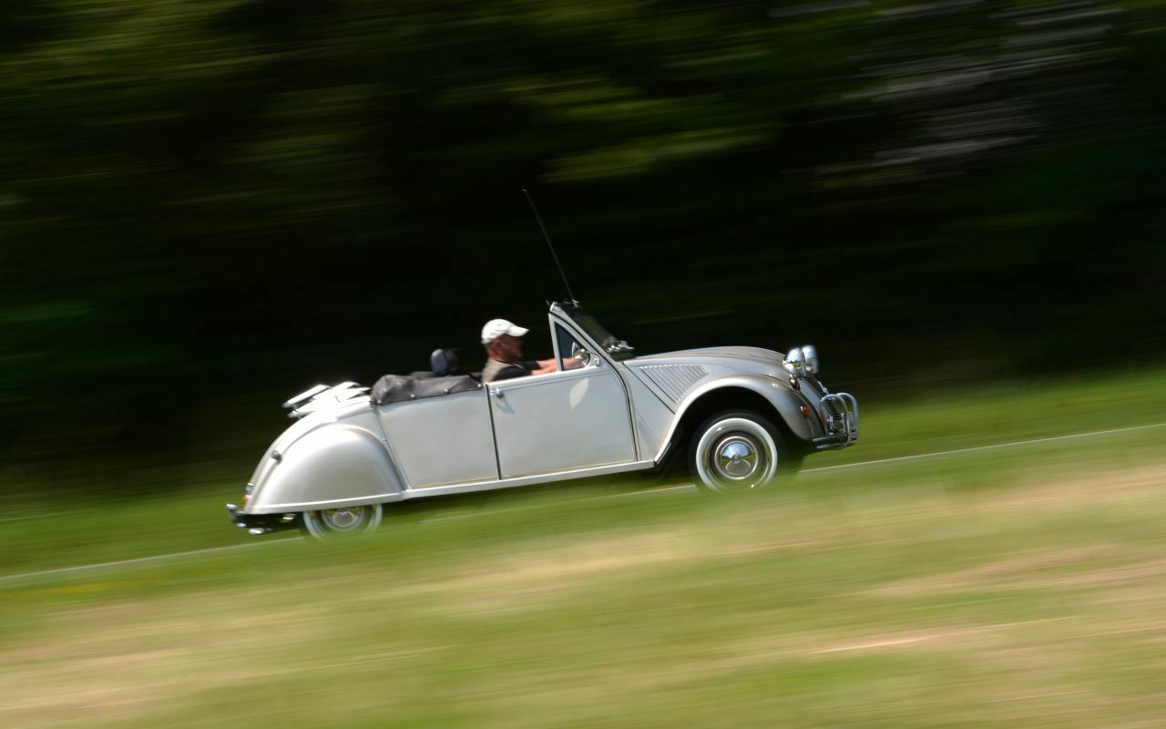 Eine Cabrio-Ente auf dem Weg zum sechsten Deutschlandtreffen der Freunde des 2CV