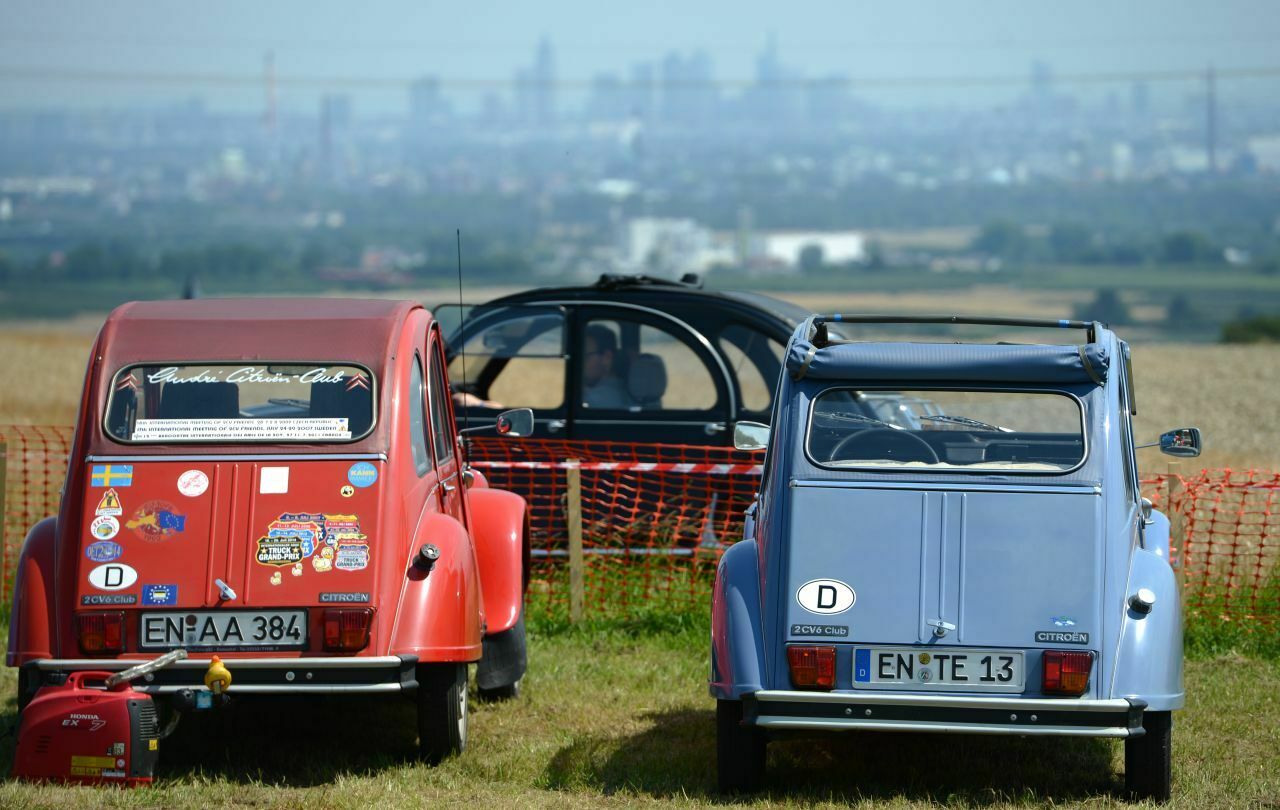 Angekommen in Hofheim-Diedenbergen: Diese drei Citroën genießen den Blick auf Frankfurt