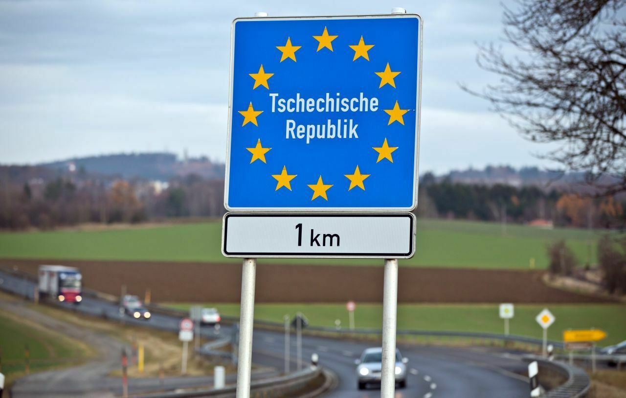 In Tschechien haben offenbar Mitarbeiter von Zulassungsbehörden Diebesbanden unterstützt. In zwei Fällen wird nun ermittelt.