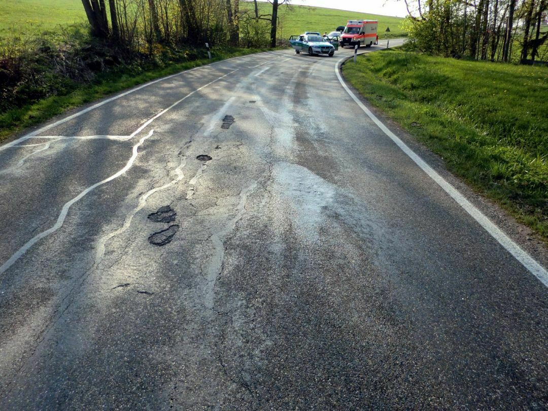 Eine Ölspur auf einer Straße kann sehr gefährlich für Auto- und besonders für Motorradfahrer sein