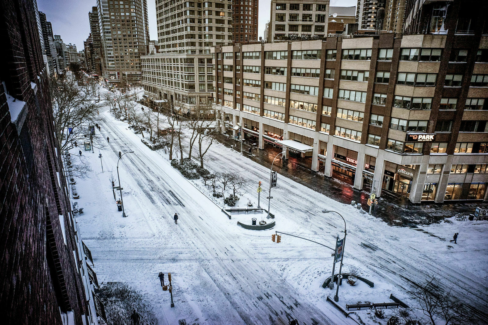 Tolle Aufnahmen aus der Luft auf ein wie ausgestorben wirkendes New York
