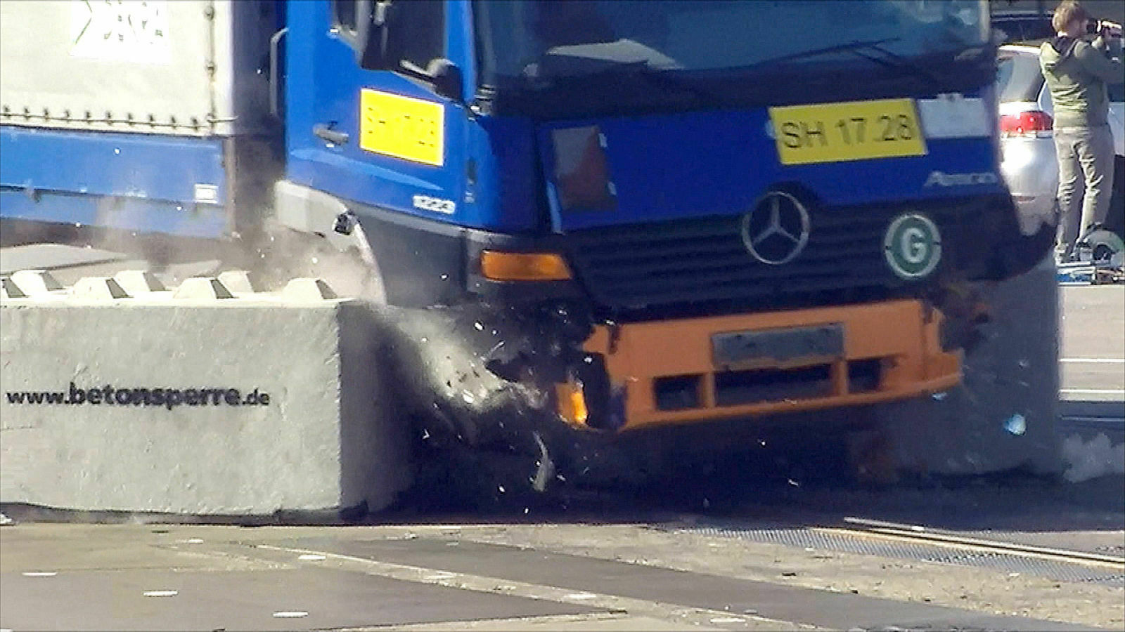 Durchbrochen: Die Betonsperren können den Lkw nicht stoppen