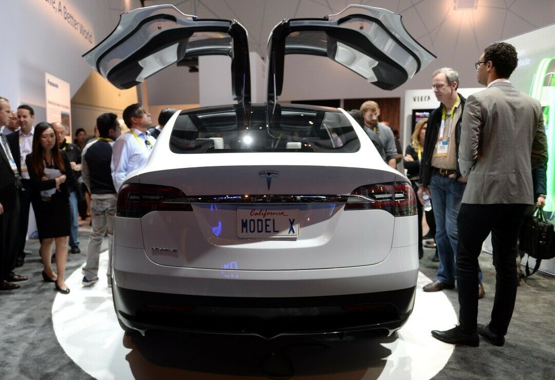 Das Tesla Model X steht auf der CES in Las Vegas. Die Consumer Electronics Show startet offiziell am 6. Januar 2016