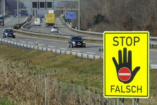 Dieses Schild soll Geisterfahrer stoppen.