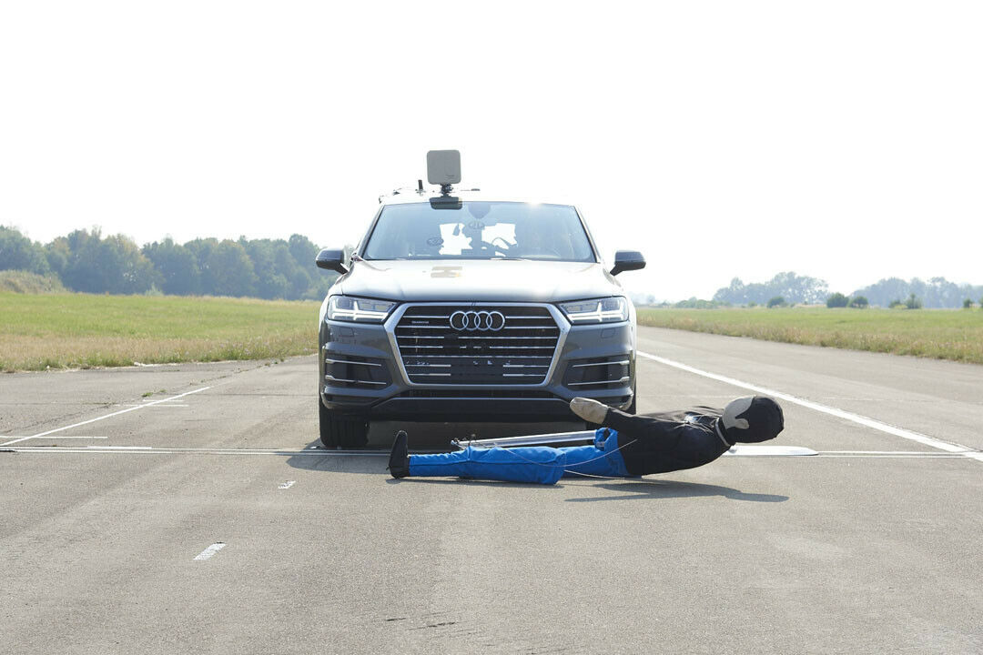 Audi hat beim neuen Q7 den Fußgängerschutz deutlich verbessert. Sein Vorgänger schnitt beim Euro NCAP Crashtest wesentlich schlechter ab