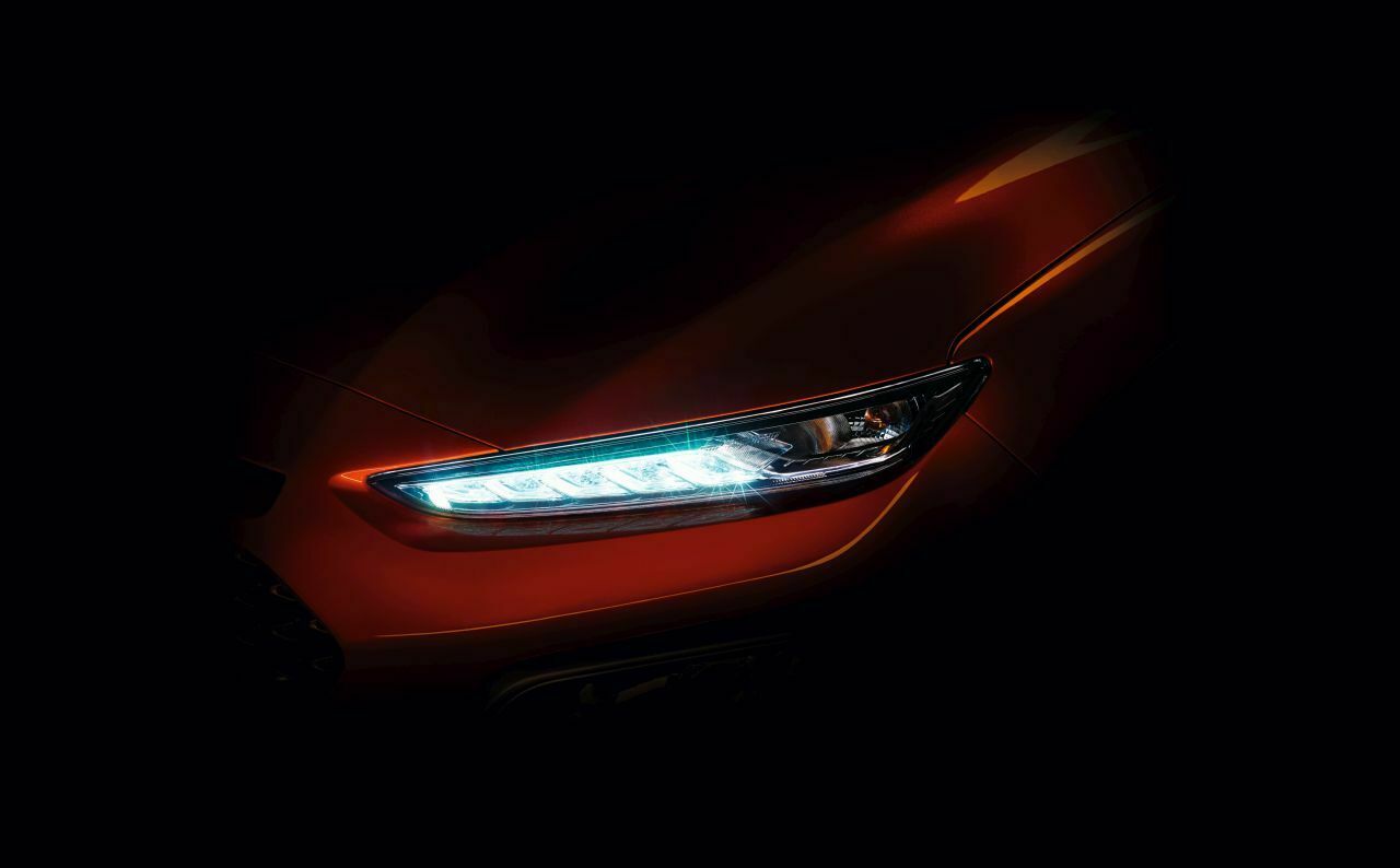 Dank dieses Fotos wissen wir schon mal, wie der Scheinwerfer aussieht: Der Hyundai Kona wird ein neues SUV auf Basis des Kleinwagens i20