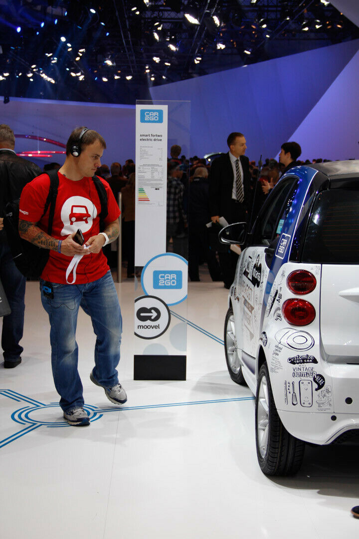 Ein MOTOR-TALKer begutachtet einen elektrischen Smart