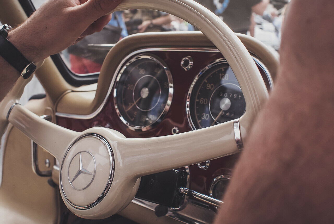 Es fährt: Respektvoll nähern wir uns dem teuren Auto, in dem wir bis Sonntag unterwegs sein werden