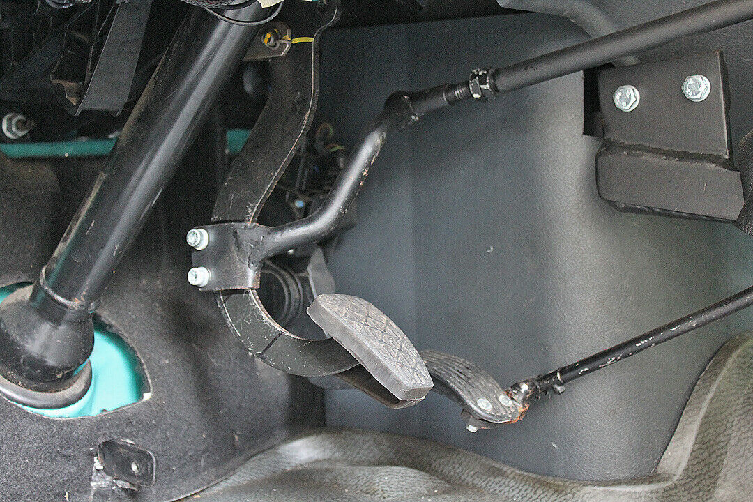 blockierte Gas- und Bremspedale