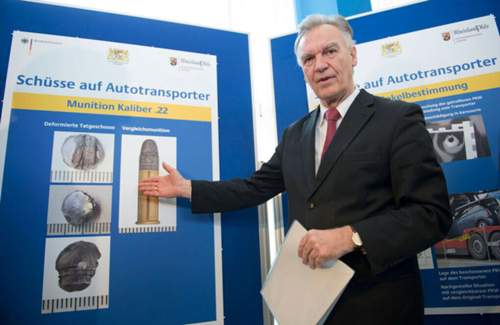 Jörg Ziercke zeigt Bilder von Projektilen, die auf Lkw abgefeuert wurden.