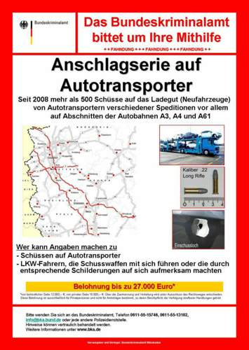 Plakate sollen die Aufmerksamkeit in der Bevölkerung steigern. Die Belohnung für Hinweise wurde mittlerweile auf 100.000 Euro gesteigert.