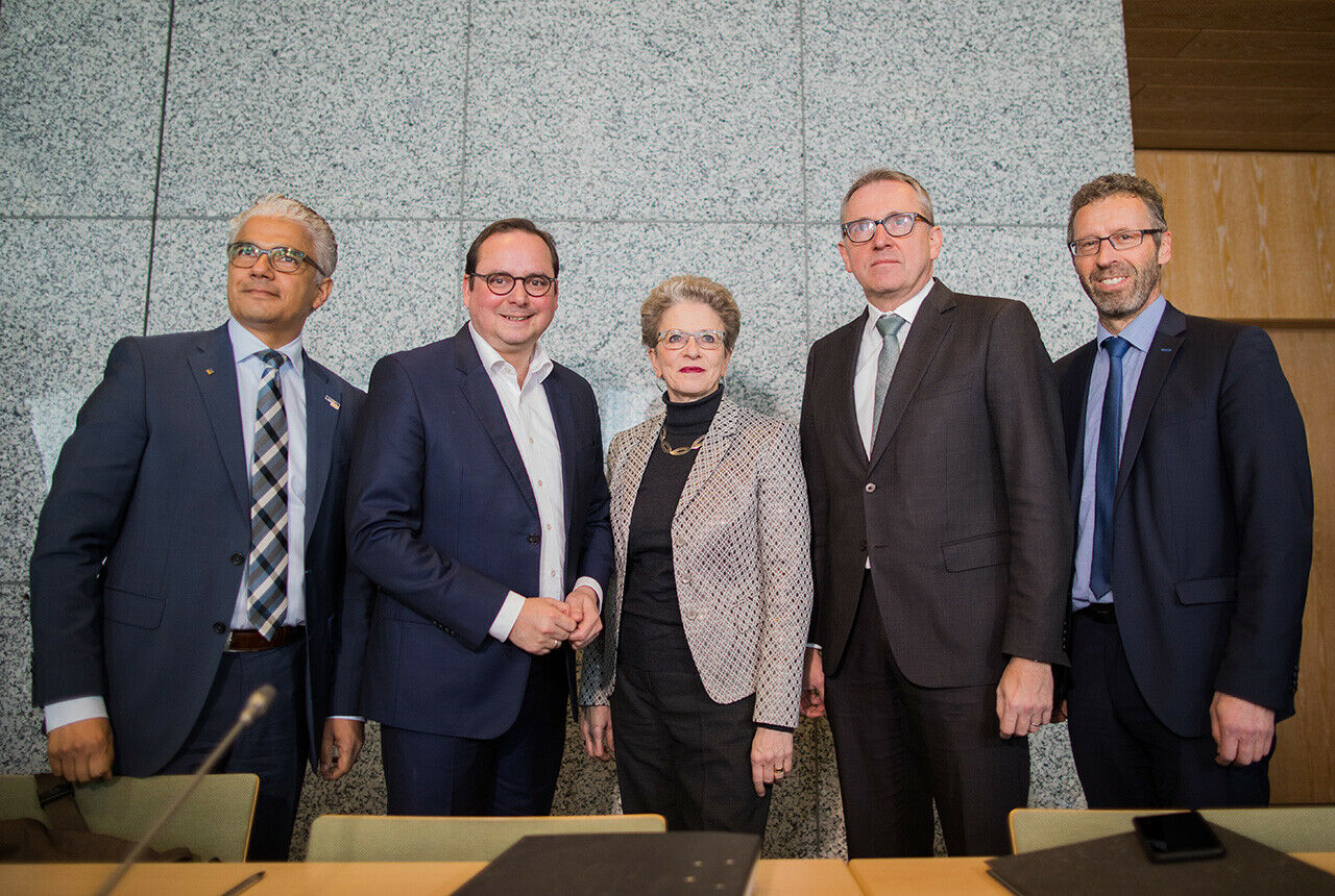 Die Oberbürgermeister von Bonn (Ashok Sridharan), Essen (Thomas Kufen), Reutlingen (Barbara Bosch), Mannheim (Peter Kurz) und Thomas Sprißler (Herrenberg) im Gespräch um Gratis-ÖPNV-Tests in ihren Städten (von links)