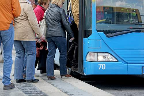 Die Situation zur Rush-hour in der Stadt. Und generell am Land: Drängeln um (zu) wenige öffentliche Verkehrsmittel
