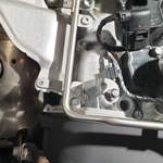 Halter 04E103932E angebaut, Detailansicht links