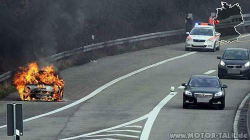 MINI fängt Feuer auf der Autobahn