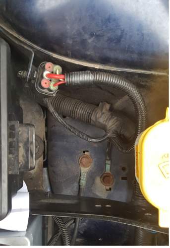 Stecker ABS C 555 neben Luftfilter