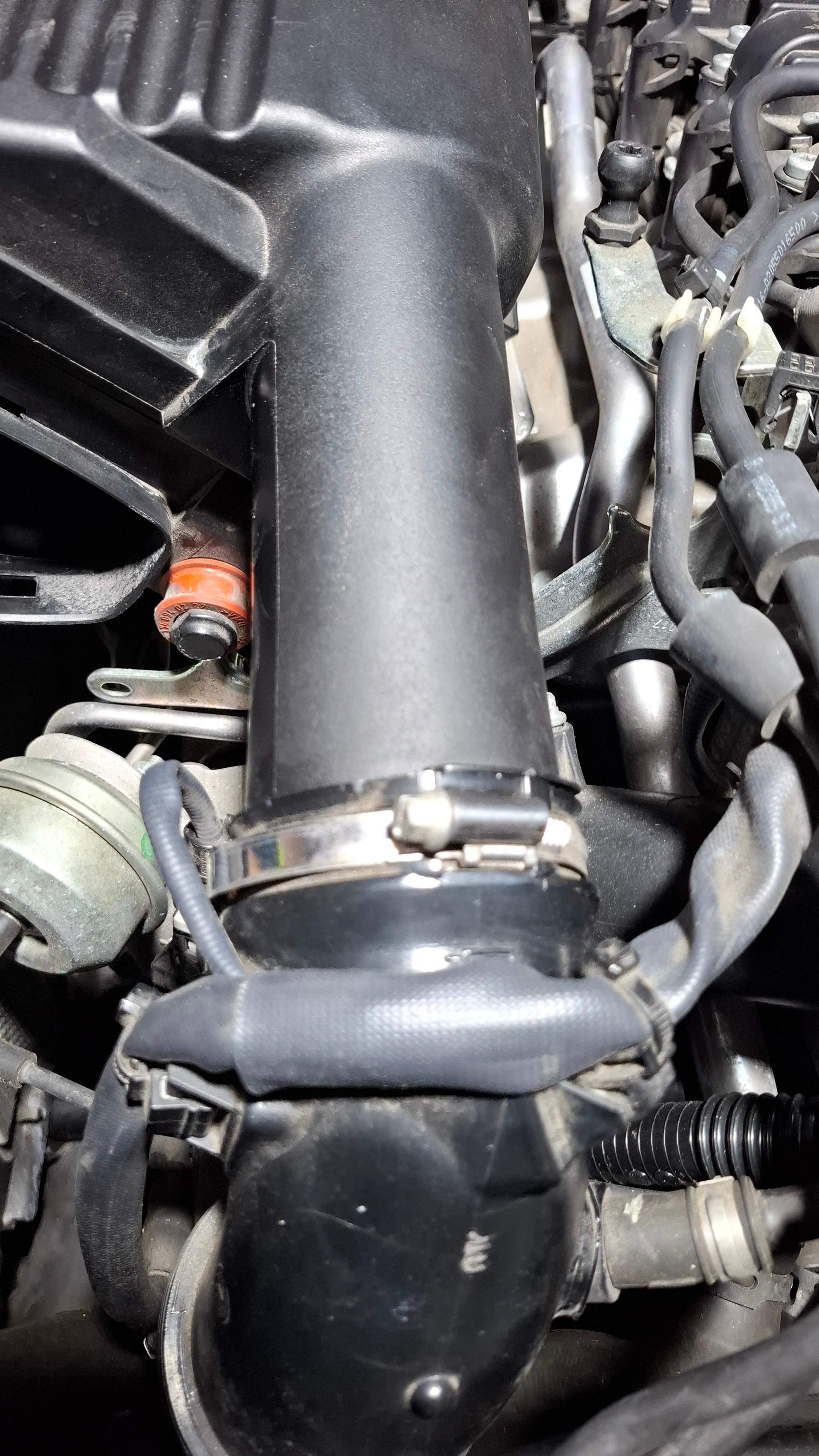 Motorluftfilter vom Schlauch lösen