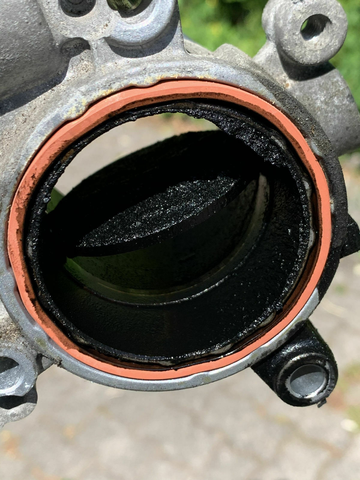 Motoröl im Motorraum. Was leckt da?