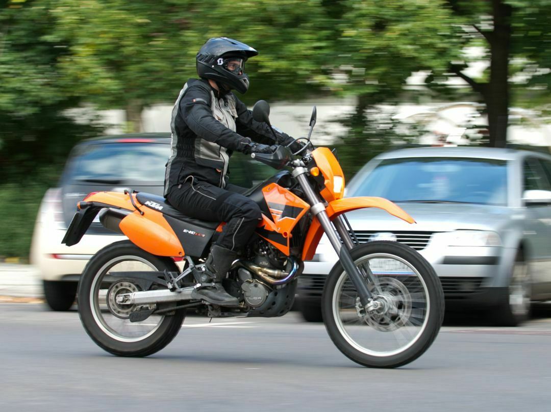 Motorradfahrer lieben es, wenn ihnen der Fahrtwind um die Nase weht - pfeift er ihnen aber zu heftig um die Ohren, drohen Gehörschäden