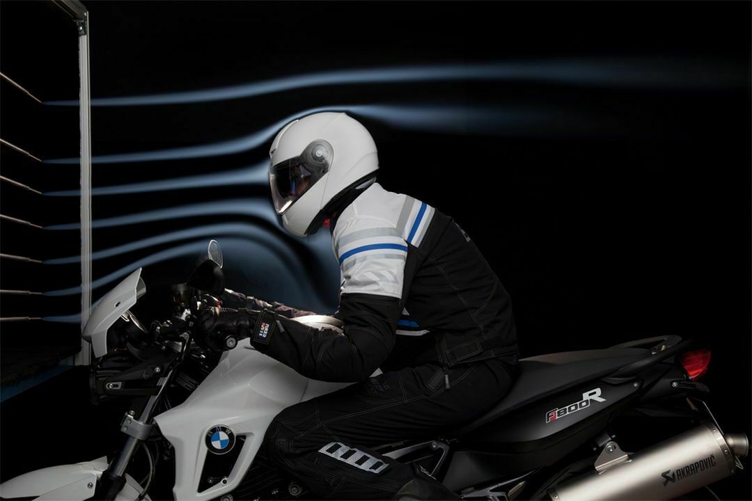 Im Windkanal wird der Geräuschpegel in Motorradhelmen gemessen
