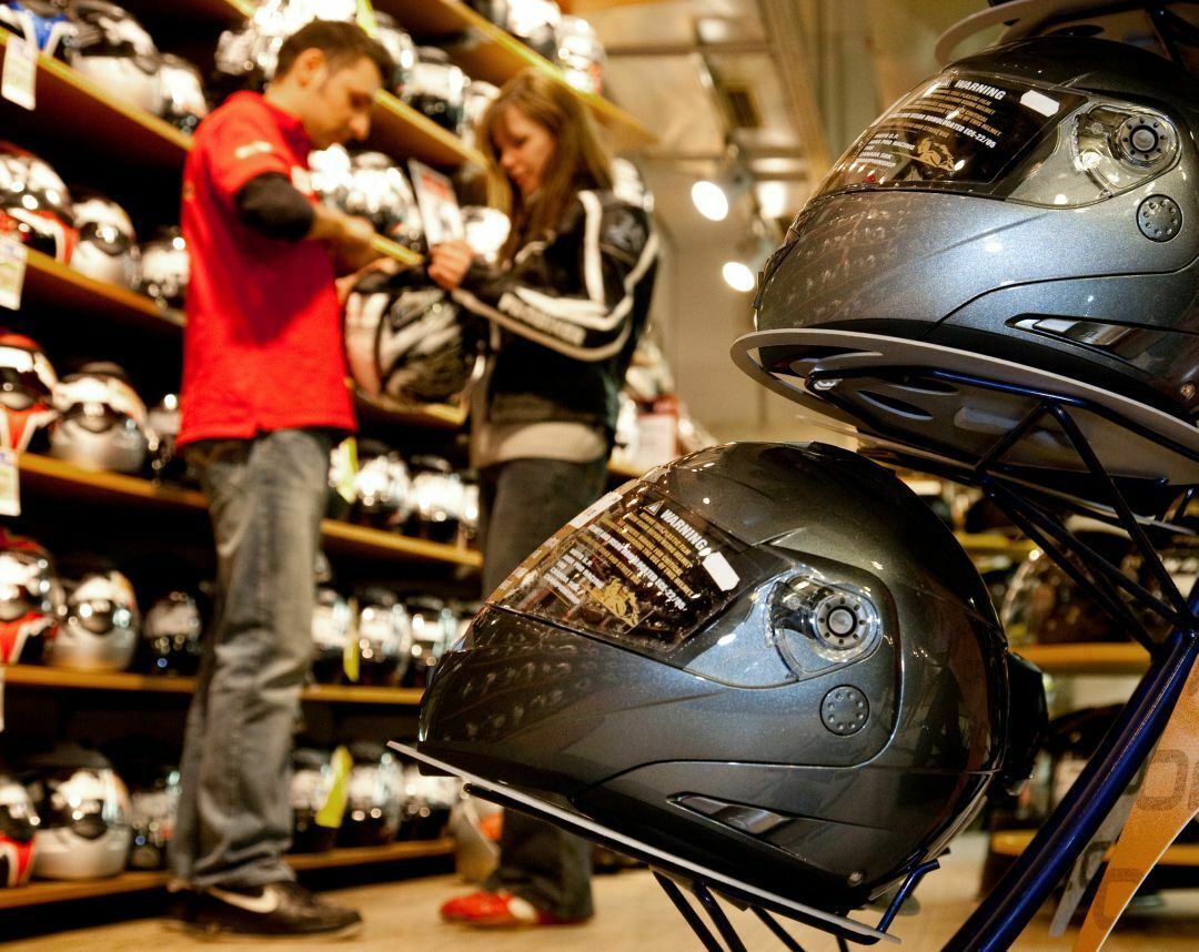 Einige Händler bieten an, neue Motorradhelme einen Tag lang Probe zu fahren
