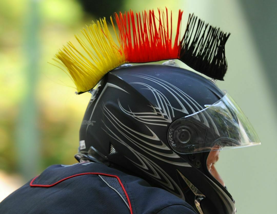 Auch der angeklebte Irokese auf diesem Helm sorgt für Luftverwirbelungen und somit für zusätzliche Windgeräusche