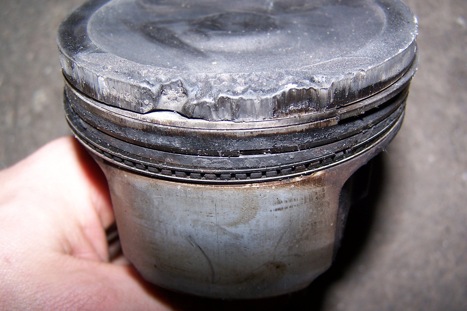 Motorschaden: Metallkugel im Brennraum!?