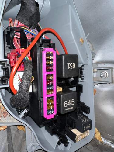 Relais-Sicherungsbox im Motorraum