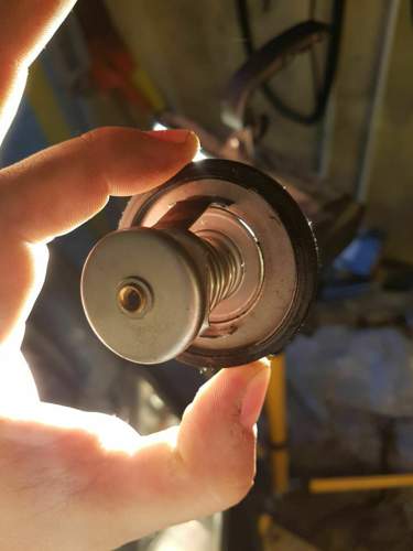 Febi Billstein Thermostat - wie man sehen kann ist es im kalten Zustand permanent ein wenig geoeffnet.jpg