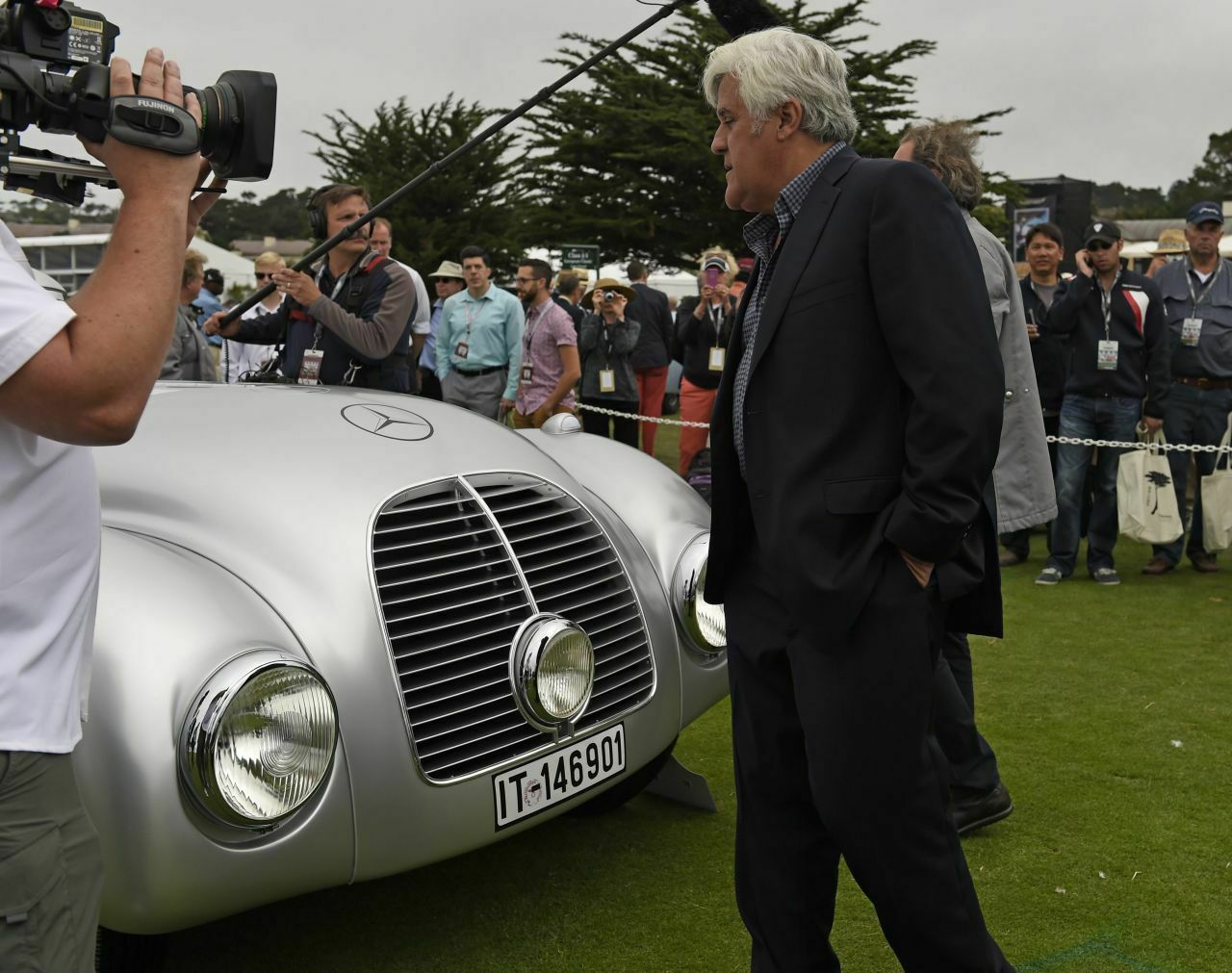 TV-Star und Autonarr Jay Leno mit einer Mercedes-Benz 540 K Streamliner Replika: 2015 kommt seine "Garage" ins Fernsehen