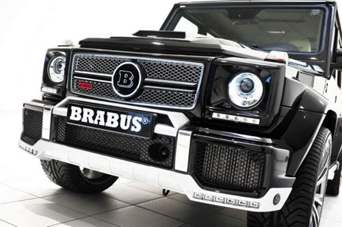 Vorn hat Brabus einen Frontspoiler an die Serienschürze gehängt.