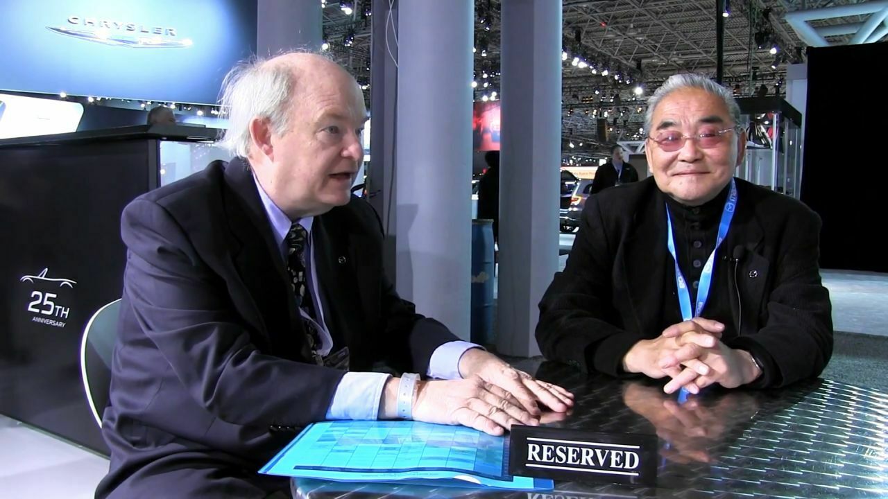 Hin und wieder muss Bob Hall (l.) noch öffentliche Termine für Mazda wahrnehmen, hier auf der New York Auto Show 2014