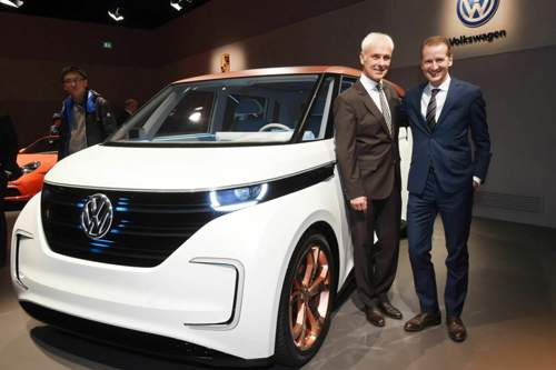 VWs Elektrostudie "Budd-e": Herbert Diess (r.) muss als Chef der Kernmarke den Löwenanteil der Umstrukturierungen im VW-Konzern stemmen