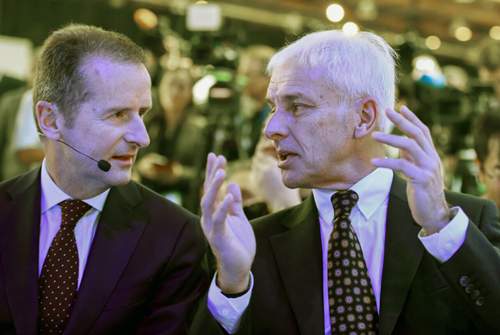 Matthias Müller und VW-Markenchef Herbert Diess am ersten Messetag der NAIAS in Detroit